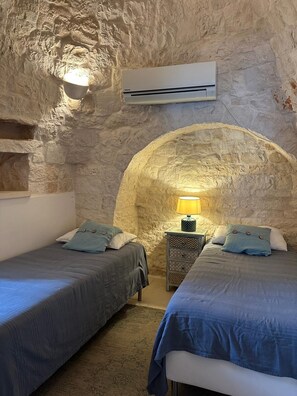 3 chambres, coffres-forts dans les chambres, fer et planche Ă repasser