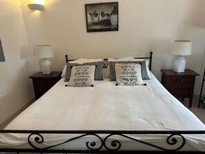 3 chambres, coffre-fort, fer et planche Ă repasser