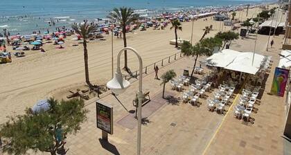 2 makuuhuoneen huoneisto lähellä golfkenttää ja rantaa, jolla on eristäytynyt uima-allas