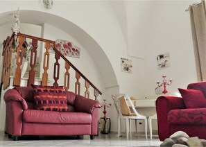 TV, caminetto, lettore DVD, impianto stereo