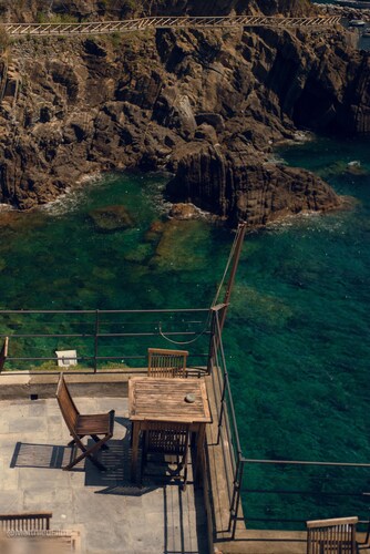 San Giovanni: Sea View, Free Parking. From Train: elevator + 200m walk. Level 3.