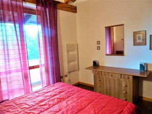 2 Schlafzimmer, Schreibtisch, Bügeleisen/Bügelbrett, Internetzugang