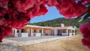 A white building with a red roof, surrounded by a gravel area and a paved walkway. - (10PAX) Peace bellow a starred sky with special views to olives and cork tree (Evoramonte)