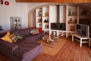 Smart-TV, Kamin, DVD-Player, Bücher