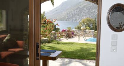 Kivitalo uima-altaalla lähellä merta!