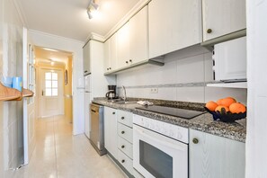 Een koelkast, een microgolfoven, een oven, een vaatwasser