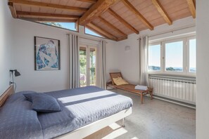 2 bedrooms, desk, iron/ironing board, travel cot - Ulivi House: Parking, Pool, Tennis, 2 AC BDR, 2BTH, + Free Garage in Lerici LTZ! (Lerici)