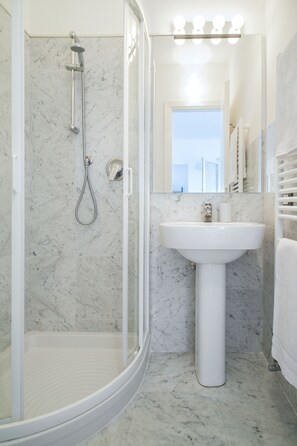Shower, hair dryer, bidet, towels - Ulivi House: Parking, Pool, Tennis, 2 AC BDR, 2BTH, + Free Garage in Lerici LTZ! (Lerici)