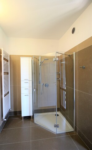 Een douche, een haardroger, een bidet, handdoeken