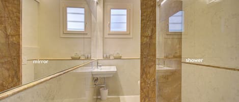 Secadora de cabello, bidet, toallas, jabón