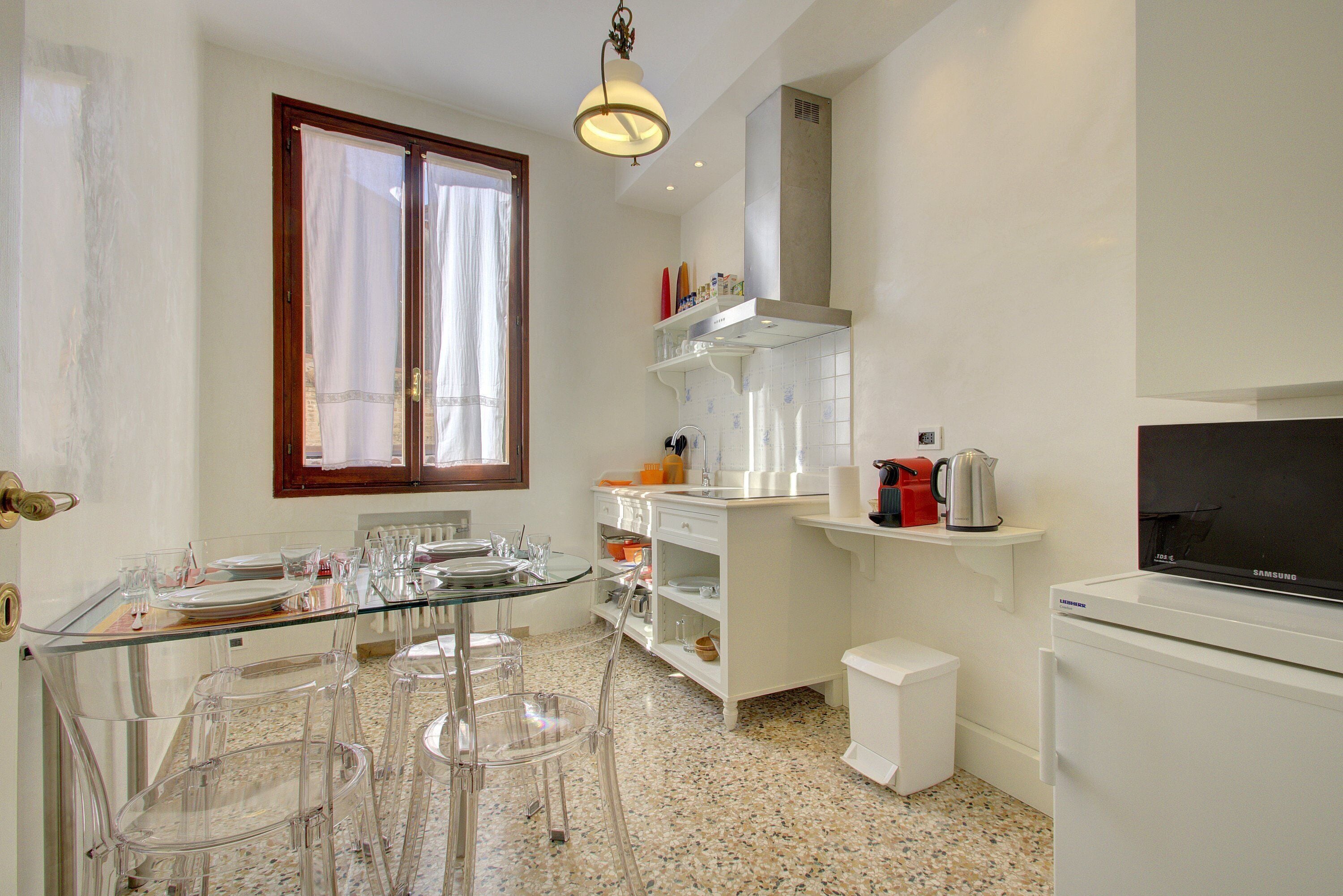 Réfrigérateur, micro-ondes, plaque de cuisson, cafetière/bouilloire