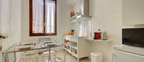 Refrigerador, microondas, parrilla de estufa y cafetera y tetera