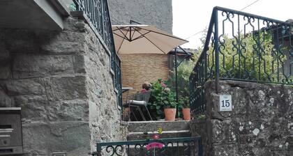 Tyypillinen puutarha ja veranta vanhassa kylässä