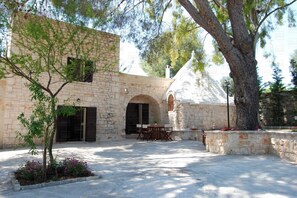 Outdoor dining - Villa Rotondo: Trulli with pool in Puglia, Pet Friendly (Monopoli)