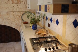 Fridge, oven, dishwasher, coffee/tea maker