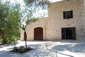 Exterior - Villa Rotondo: Trulli with pool in Puglia, Pet Friendly (Monopoli)