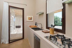 Réfrigérateur, four, lave-vaisselle, cafetière/bouilloire