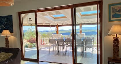 ARQUITECTO DE HOGAR DISEÑADO CON IMPRESIONANTE VISTA PANORÁMICA Y PISCINA