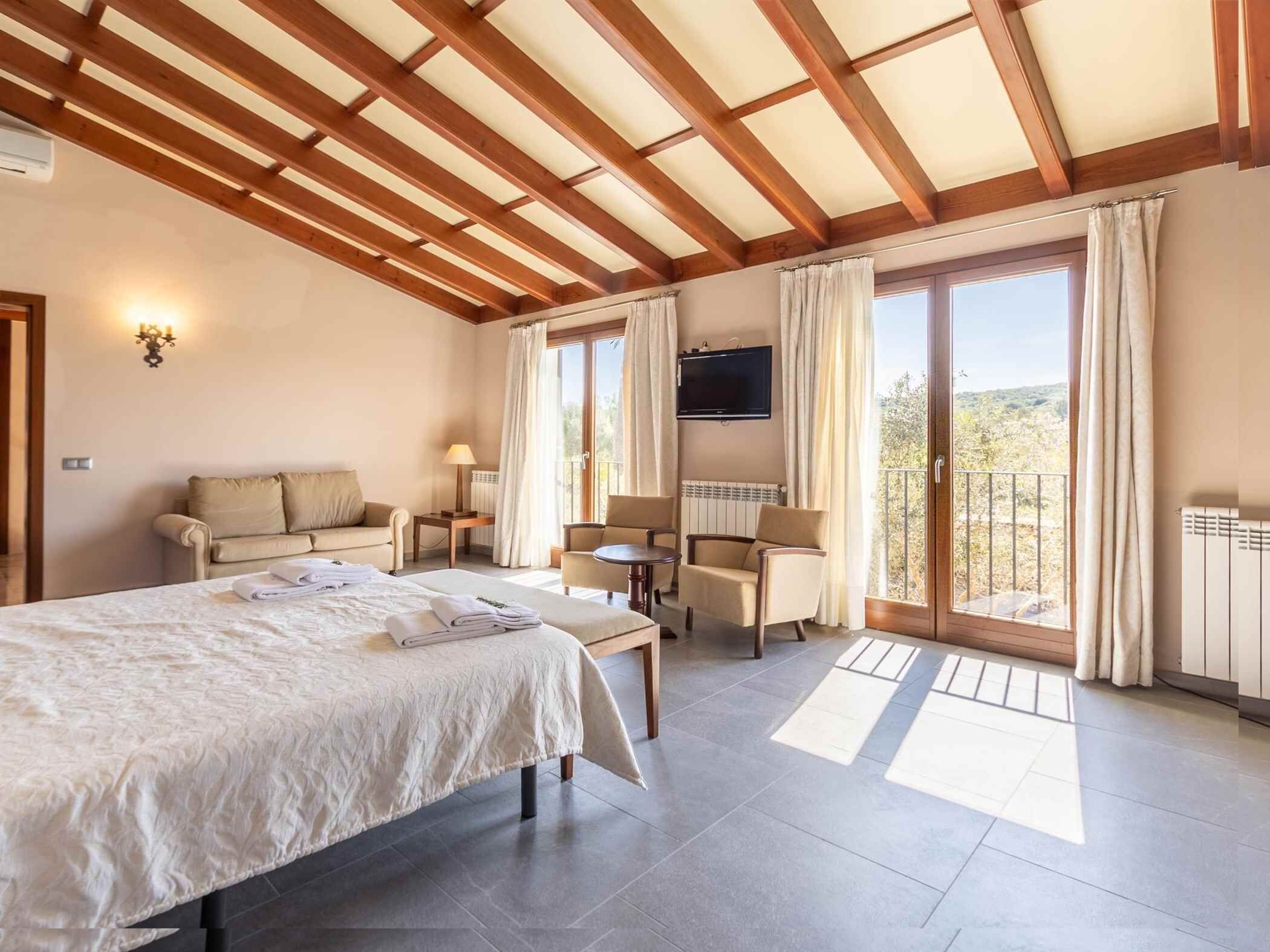 6 bedrooms, iron/ironing board, internet, bed sheets