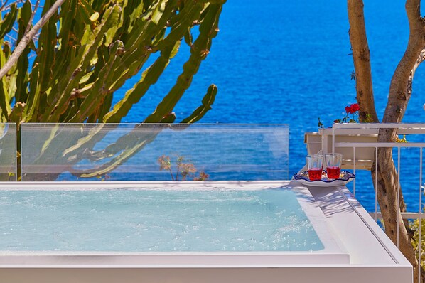 Outdoor spa tub - Casa Mamà sea view with direct access to the beach (Solanto)