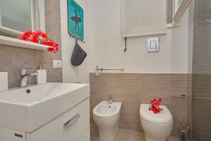 Shower, hair dryer, bidet, towels - Casa Mamà sea view with direct access to the beach (Solanto)