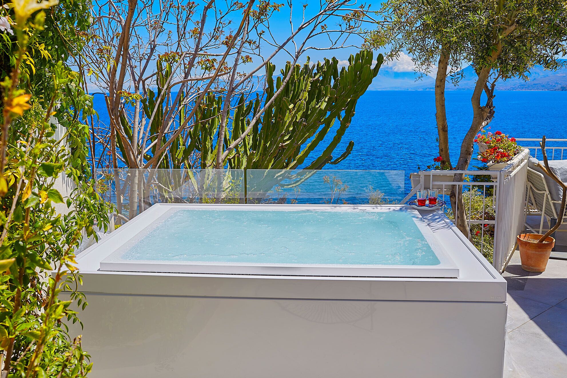 Outdoor spa tub