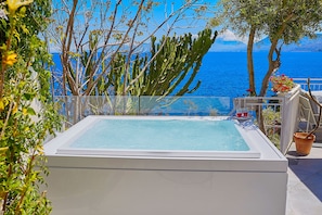 Outdoor spa tub - Casa Mamà sea view with direct access to the beach (Solanto)