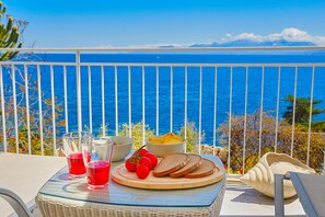 Outdoor dining - Casa Mamà sea view with direct access to the beach (Solanto)