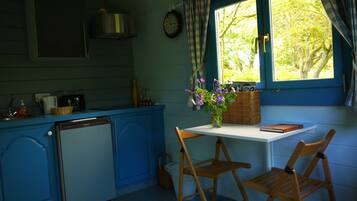 Kjøleskap, mikrobølgeovn, kokeplater og kaffetrakter/tekoker