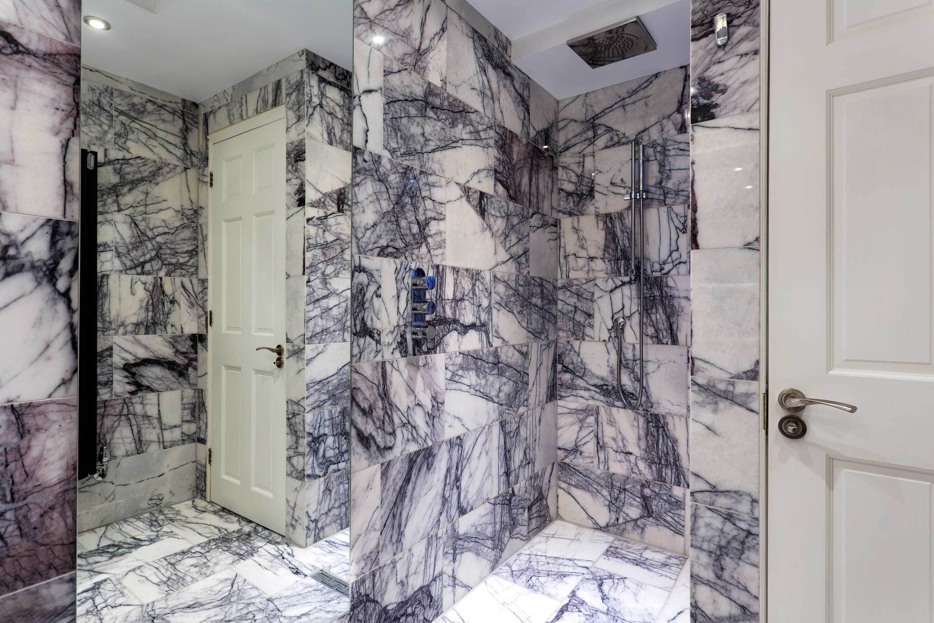 Bathtub, towels