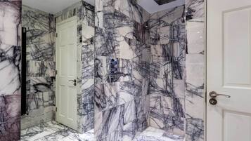 Bathtub, towels