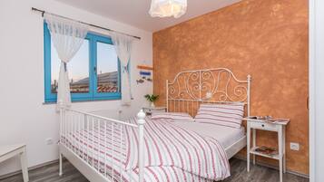6 bedrooms, iron/ironing board, travel cot, free WiFi