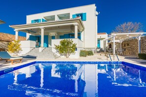 Outdoor pool, a heated pool - Wellness & spa Villa Spirini Dvori - heated seasonal pool, sauna, hot tub (Nin)