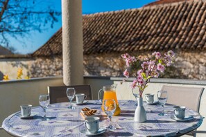Outdoor dining - Wellness & spa Villa Spirini Dvori - heated seasonal pool, sauna, hot tub (Nin)