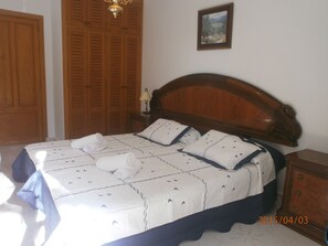 4 bedrooms, iron/ironing board, WiFi, bed sheets