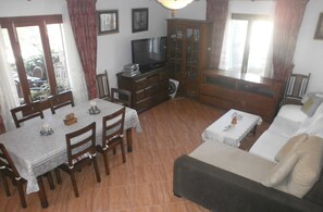 Smart TV, ping pong, stereo