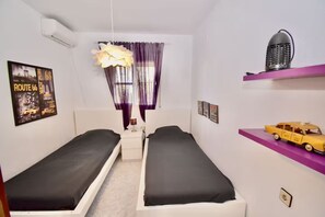 3 Schlafzimmer, Schreibtisch, Bügeleisen/Bügelbrett, Reisekinderbett