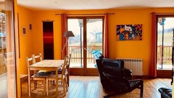 Smart TV, lareira, mesa de pingue-pongue, livros