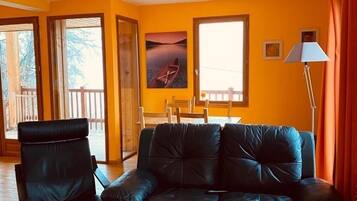 Smart TV, chimenea, tenis de mesa y libros