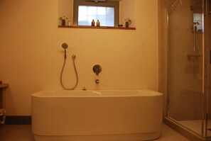 Badekar, hårtørrer, badekåber, bidet