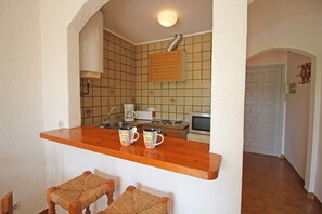 Fridge, microwave, coffee/tea maker, toaster
