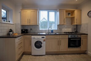 Private kitchen - HEREFORD - Raven House - 4 Bedroom House West of City with Parking - Sleeps 7 (Hereford)