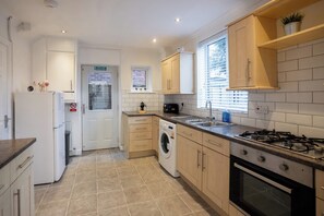 Private kitchen - HEREFORD - Raven House - 4 Bedroom House West of City with Parking - Sleeps 7 (Hereford)