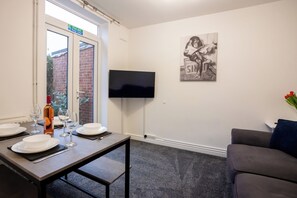 Interior - HEREFORD - Raven House - 4 Bedroom House West of City with Parking - Sleeps 7 (Hereford)