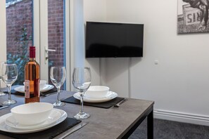 Dining - HEREFORD - Raven House - 4 Bedroom House West of City with Parking - Sleeps 7 (Hereford)