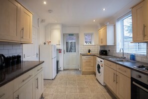 Private kitchen - HEREFORD - Raven House - 4 Bedroom House West of City with Parking - Sleeps 7 (Hereford)