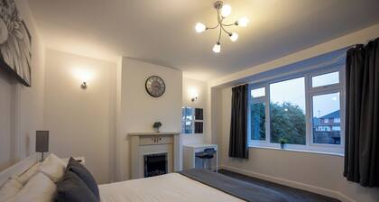 HEREFORD - Raven House - 4 Bedroom House West of City with Parking - Sleeps 7