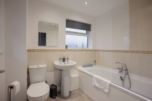 Shower - HEREFORD - Raven House - 4 Bedroom House West of City with Parking - Sleeps 7 (Hereford)