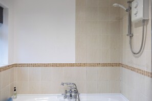 Shower - HEREFORD - Raven House - 4 Bedroom House West of City with Parking - Sleeps 7 (Hereford)