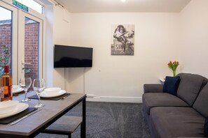 TV - HEREFORD - Raven House - 4 Bedroom House West of City with Parking - Sleeps 7 (Hereford)